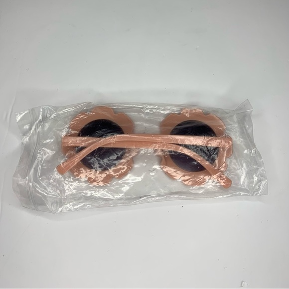 Pink flowers, sunglasses - Picture 5 of 5